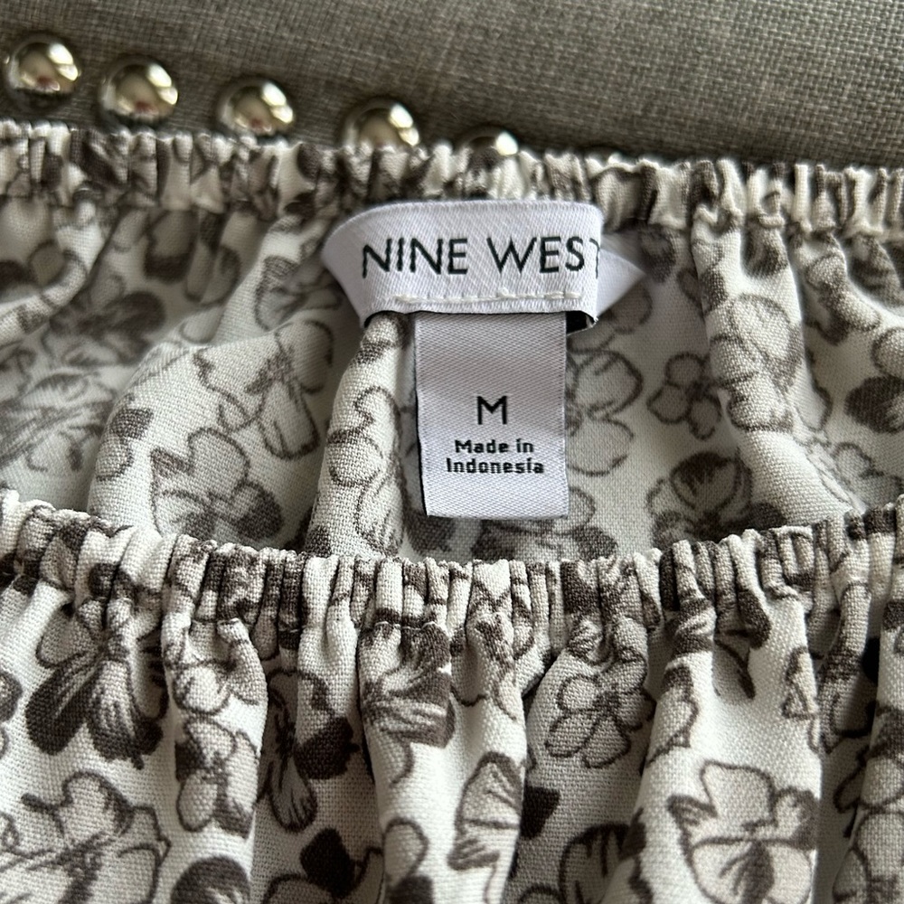 NWOT Nine West Boho Gray White Floral On Off Shoulder Peplum Blouse Size M - Picture 7 of 11